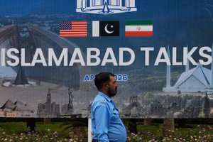 Một biển quảng cáo về các cuộc đàm phán giữa Mỹ và Iran bên ngoài trung tâm hỗ trợ truyền thông, Islamabad, Pakistan, ngày 11/4. 