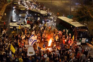 Người biểu tình chặn đường cao tốc Tel Aviv, Israel kêu gọi trả tự do cho những người bị bắt