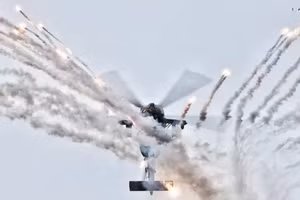 Đối thủ của Black Hawk phô trương năng lực tác chiến