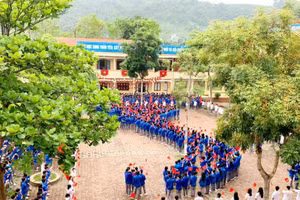 Gần 500 học sinh Lào Cai xếp hình bản đồ Tổ quốc trên sân trường