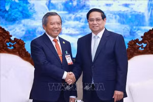 Thủ tướng Phạm Minh Chính tiếp Chủ tịch Hội Hữu nghị Lào - Việt Nam Boviengkham Vongdara. (Ảnh: Dương Giang/TTXVN)