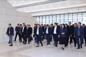 Thường trực Ban Bí thư Trần Cẩm Tú kiểm tra công tác chuẩn bị Đại hội đại biểu toàn quốc lần thứ XIV của Đảng tại Trung tâm Hội nghị quốc gia. Ảnh: Phương Hoa/TTXVN 