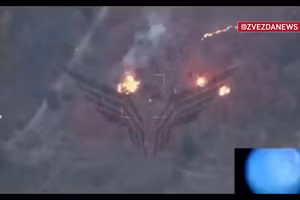 Cảnh drone FPV ra loạt đòn chính xác vào mục tiêu đối phương