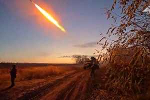 Hỏa lực xóa sổ 2 hệ thống HIMARS, tập kích cơ sở hạ tầng năng lượng