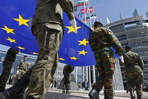 Những người lính của Eurocorps giương cao lá cờ châu Âu trong một buổi lễ trước Nghị viện châu Âu ở Strasbourg.