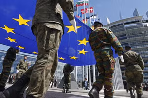Những người lính của Eurocorps giương cao lá cờ châu Âu trong một buổi lễ trước Nghị viện châu Âu ở Strasbourg.