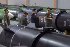 Nhà lãnh đạo Triều Tiên Kim Jong Un thị sát một dây chuyền sản xuất tên lửa tại một địa điểm bí mật vào ngày 31/8. Ảnh: KCNA/AP.