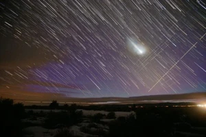 Vệ tinh Venus và Starlink. Ảnh: Mike Lewinski/Wikimedia Commons