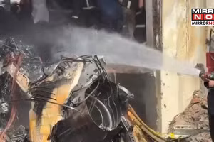 Hiện trường máy bay huấn luyện lao xuống trường học