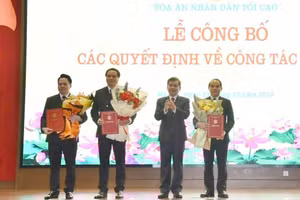 Đồng chí Lê Minh Trí, Bí thư Trung ương Đảng, Bí thư Ban cán sự đảng, Chánh án TANDTC trao Quyết định và tặng hoa chúc mừng các đồng chí được bổ nhiệm.