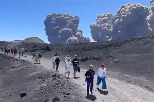 Etna phun trào, mây tro khổng lồ che mặt trời, du khách tháo chạy!