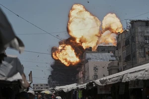 Khoảnh khắc kinh hoàng cuộc không kích của Israel giáng xuống tòa nhà