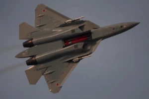 Su-57 phô diễn khả năng kiểm soát bay tới hạn đầy ấn tượng