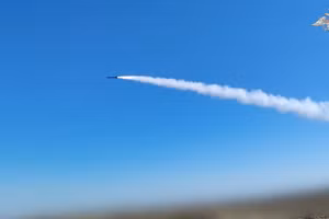 Tên lửa Kinzhal khai hỏa, sân bay quân sự và 12 xe tăng bị thiêu hủy