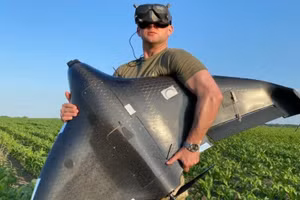 Một binh sĩ Ukraine đang cầm drone mới. Ảnh: Bộ Tư lệnh Không quân Ukraine phía Tây