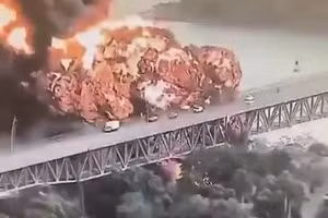 Video vụ nổ rung chuyển cầu huyết mạch Panama