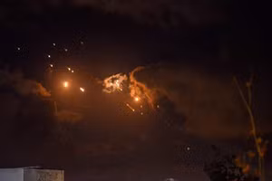 Vì sao tên lửa và drone Iran có thể trúng mục tiêu dân sự?