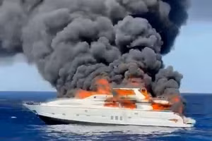 Lửa dữ nuốt chửng siêu du thuyền gần gần 30m đảo du lịch nổi tiếng