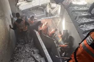 Các đội phòng vệ dân sự tiến hành hoạt động tìm kiếm và cứu nạn giữa đống đổ nát của một tòa nhà bị sập sau cuộc tấn công của Israel vào khu phố Shujayea ở Thành phố Gaza ngày 10/4. Ảnh: Khames Alrefi/Anadolu.