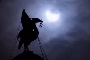 Chùm ảnh người dân háo hức xem nhật thực ở bán cầu Bắc