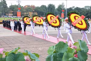 Đoàn đại biểu lãnh đạo, nguyên lãnh đạo Đảng, Nhà nước đặt vòng hoa và vào Lăng viếng Chủ tịch Hồ Chí Minh. (Ảnh: Minh Đức/TTXVN)