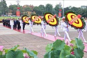 Đoàn đại biểu lãnh đạo, nguyên lãnh đạo Đảng, Nhà nước đặt vòng hoa và vào Lăng viếng Chủ tịch Hồ Chí Minh. (Ảnh: Minh Đức/TTXVN)