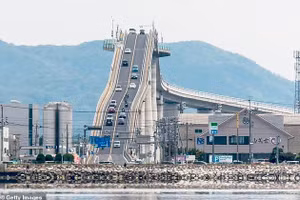 Cây cầu ‘điên rồ’ nhất Nhật Bản gây tranh luận xôn xao trên mạng xã hội