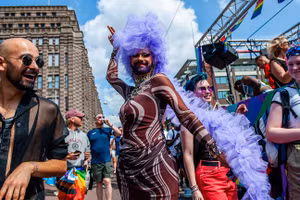 Vũ công hóa thân thành nữ hoàng tạo dáng trước ống kính máy ảnh trong cuộc diễu hành. Ảnh: Ana Fernandez / SOPA Images.