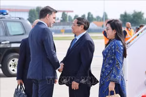 Các quan chức Pháp đón Thủ tướng Phạm Minh Chính và Phu nhân tại sân bay Orly, Thủ đô Paris. (Ảnh: Dương Giang/TTXVN)