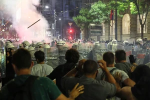 Cảnh sát và người biểu tình ở Serbia.