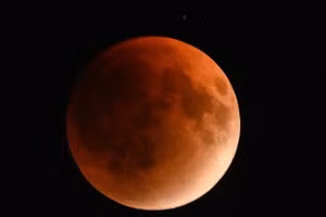Trăng máu hiếm gặp khiến hàng triệu người trầm trồ