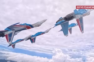 Video Su-35S nhào lộn đầy kịch tính tại LIMA 2025