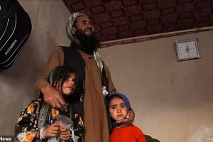 Người cha Afghanistan đối diện lựa chọn đau lòng để nuôi sống gia đình