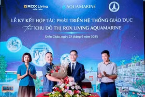 Ông Vũ Đức Tuyên, Giám đốc Kinh doanh Công ty TNHH Oleco - Nam Quang và ông Nguyễn Nghĩa Lâm, Tổng giám đốc Công ty TNHH Xây dựng và Bất động sản Johoo Việt Nam - Chủ quản của Hệ thống mầm non Montessori Vinh ký thỏa thuận hợp tác