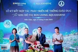 Ông Vũ Đức Tuyên, Giám đốc Kinh doanh Công ty TNHH Oleco - Nam Quang và ông Nguyễn Nghĩa Lâm, Tổng giám đốc Công ty TNHH Xây dựng và Bất động sản Johoo Việt Nam - Chủ quản của Hệ thống mầm non Montessori Vinh ký thỏa thuận hợp tác