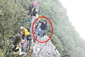 Khoảnh khắc thót tim khi du khách rơi xuống vách núi khi chụp ảnh