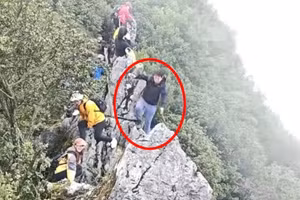 Khoảnh khắc thót tim khi du khách rơi xuống vách núi khi chụp ảnh