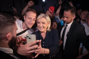 Bà Marine Le Pen mừng chiến thắng dự kiến ​​với những người ủng hộ ngày 30/6. (Ảnh: Marine Le Pen trên X)