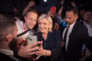 Bà Marine Le Pen mừng chiến thắng dự kiến ​​với những người ủng hộ ngày 30/6. (Ảnh: Marine Le Pen trên X)