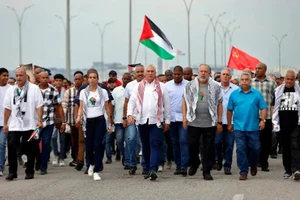 Chủ tịch Cuba Miguel Diaz-Canel (giữa), Thủ tướng Manuel Marrero (giữa bên phải), và Bí thư thứ nhất của Đoàn Thanh niên Cộng sản Cuba, Meybis Estevez (giữa bên trái), diễu hành tại Havana. Ảnh: AFP.