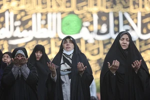 Cảnh cầu mưa tuyệt vọng giữa khát hạn khốc liệt ở Iran