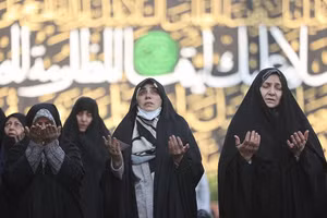 Cảnh cầu mưa tuyệt vọng giữa khát hạn khốc liệt ở Iran