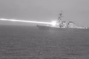 Một tàu chiến của Mỹ bắn vũ khí laser HELIOS với công suất 60 kilowatt. Ảnh: Bộ Quốc phòng Mỹ.