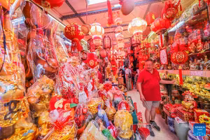 Ngắm khu phố đỏ rực đồ trang trí Tết ở Philippines