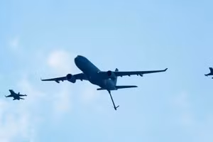 Một máy bay châu Âu chuyên tiếp nhiên liệu trên không và vận tải quân sự Airbus A330 Multi Role Tanker Transport (MRTT) cùng với 2 tiêm kích General Dynamics F-16 Fighting Falcon.