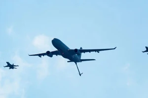 Một máy bay châu Âu chuyên tiếp nhiên liệu trên không và vận tải quân sự Airbus A330 Multi Role Tanker Transport (MRTT) cùng với 2 tiêm kích General Dynamics F-16 Fighting Falcon.