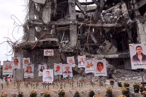 Chân dung các nạn nhân thiệt mạng trong một cuộc không kích của Mỹ và Israel vào tòa nhà dân cư gần nơi các bức ảnh được trưng bày, tại Tehran, Iran ngày 13/4.