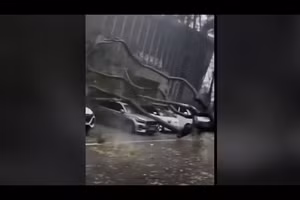 Cảnh tượng dữ dội khi bão Kajiki đổ bộ Trung Quốc