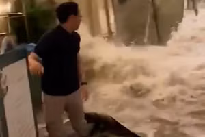 Bức tường nước khổng lồ phá vỡ sảnh khách sạn giữa siêu bão Ragasa