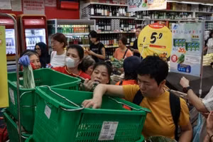 Người dân Hồng Kông tích trữ nhu yếu phẩm tại một siêu thị ngày 22/9. Các quan chức trong khu vực đã công bố một loạt các biện pháp khẩn cấp, bao gồm đóng cửa trường học và tạm dừng giao thông. - Ảnh: Tyrone Siu/Reuters